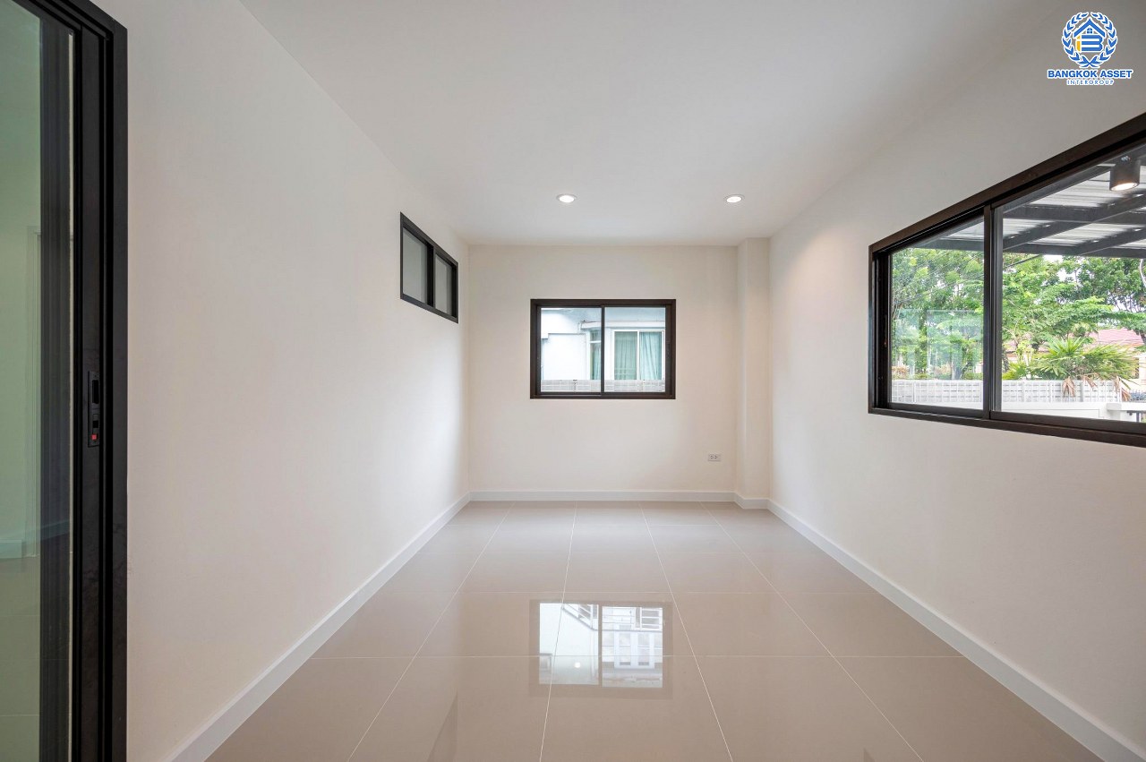 บ้านมือสองตกแต่งใหม่ โครงการ วรารมย์ เพชรเกษม81 แบรนด์ Q.House รองรับทุกความสุขใกล้ส่วนกลาง เนื้อที่ 64.1 ตร.ว. ฟังก์ชัน 4 ห้องนอน 3 ห้องน้ำ 1 ห้องอเนกประสงค์ จอดรถได้ 2 คัน บนทำเลใกล้ The Mall บางแค และเชื่อมต่อ ถนนกาญจนาฯ ถนนบางบอน และถนนพุทธมณฑลสาย4